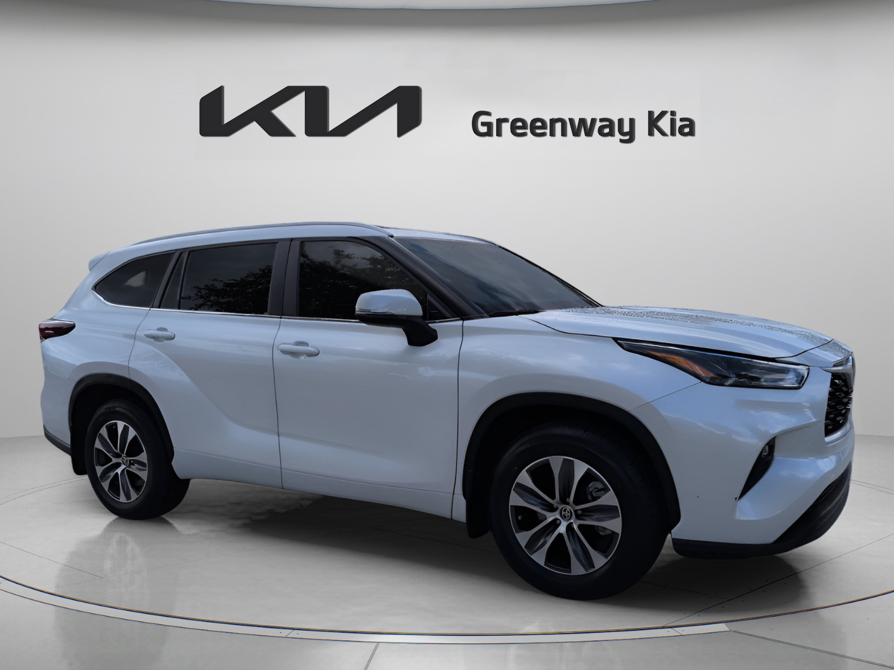 Used 2024 Pearl Toyota XLE image 3