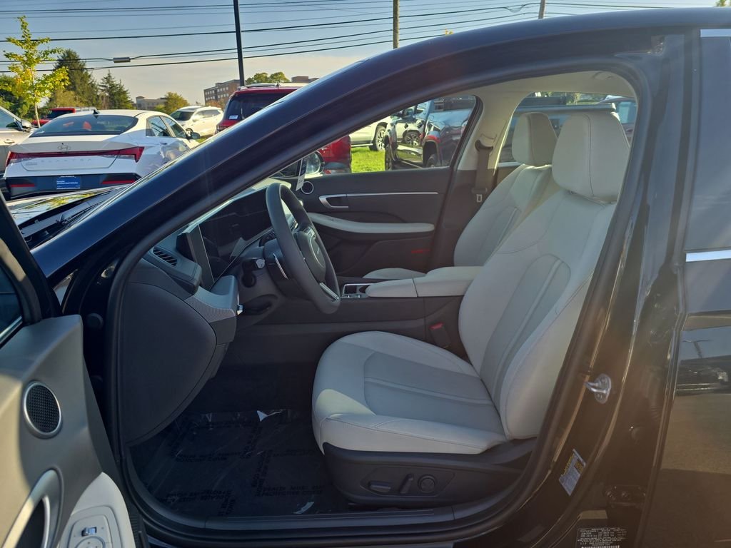 Used 2024 Black Hyundai SEL image 11