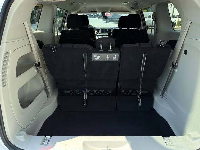 Used 2021 White Chrysler L image 35