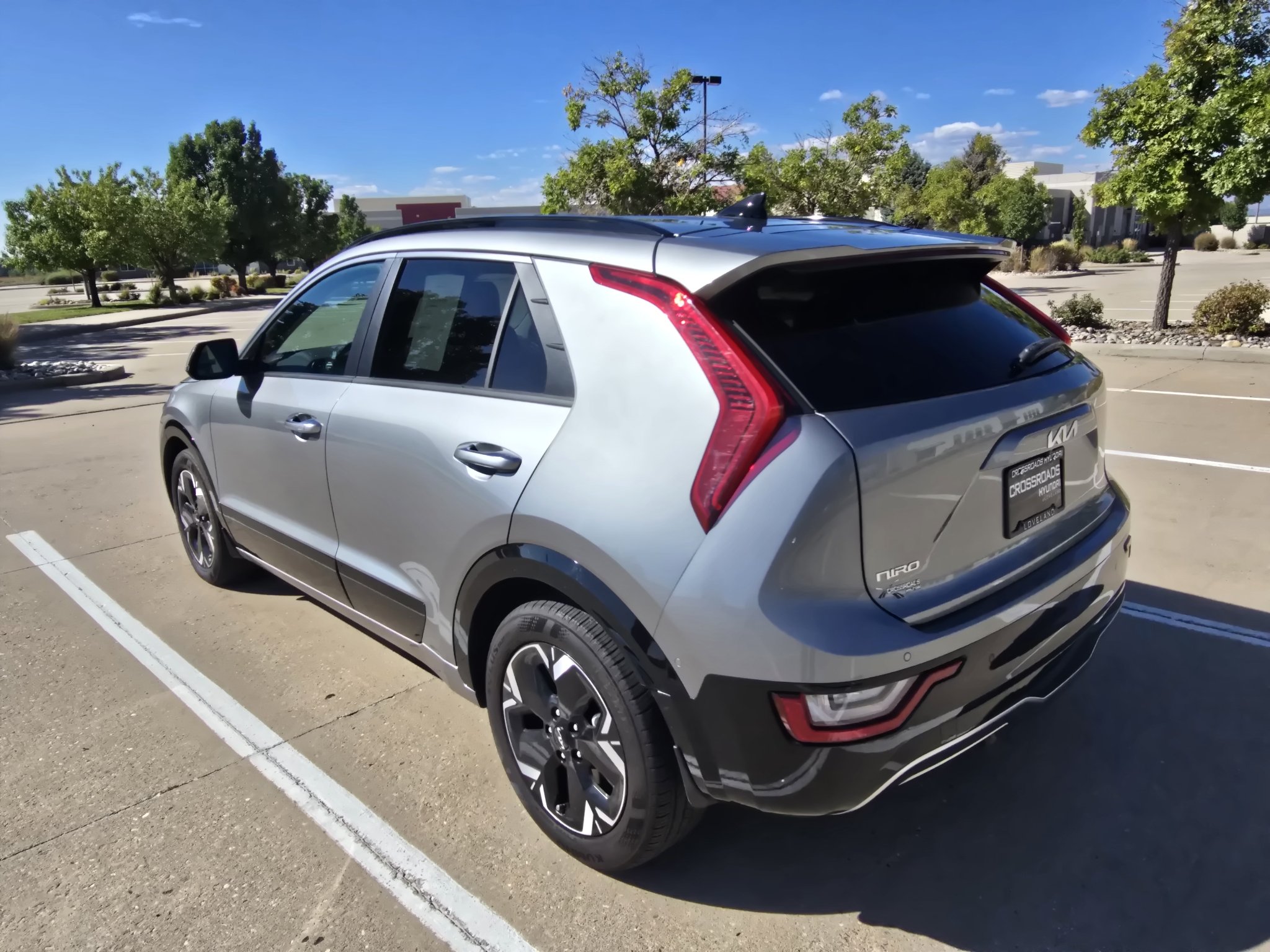 Used 2023 Steel Gray Kia Wave image 3
