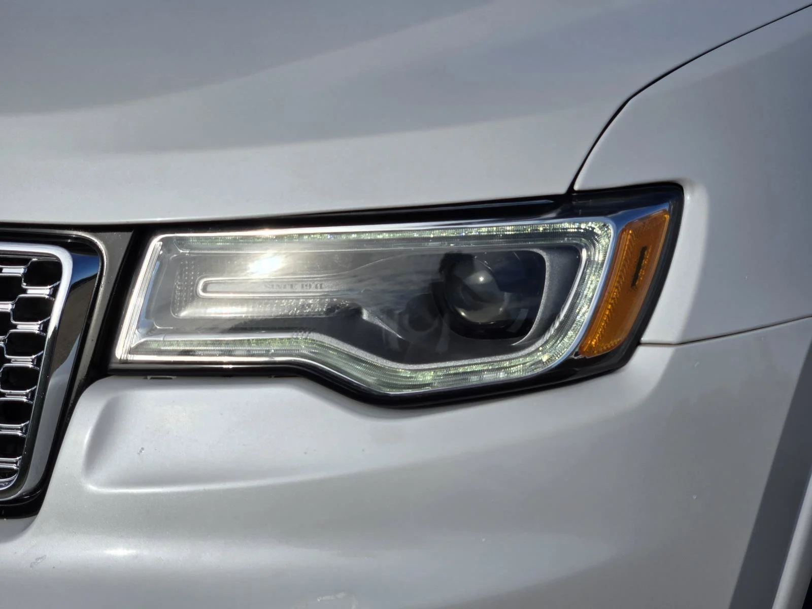 Used 2017 Ivory 3-Coat Jeep Overland image 8