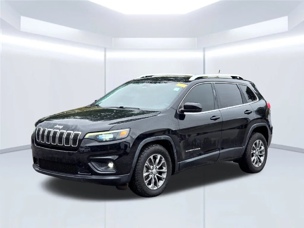 Used 2019 Black Jeep Latitude Plus image 2