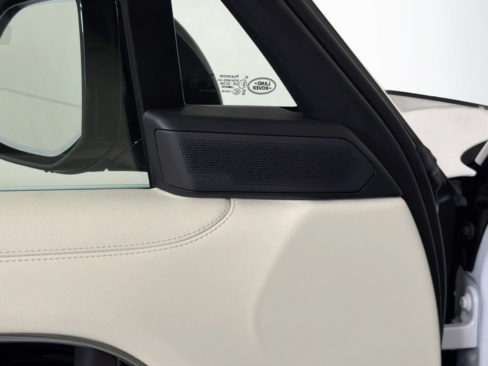 New 2026 Ostuni Pearl White Land Rover SE image 22