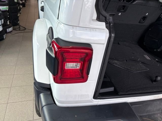 Used 2022 White Jeep Unlimited Sahara Altitude image 10