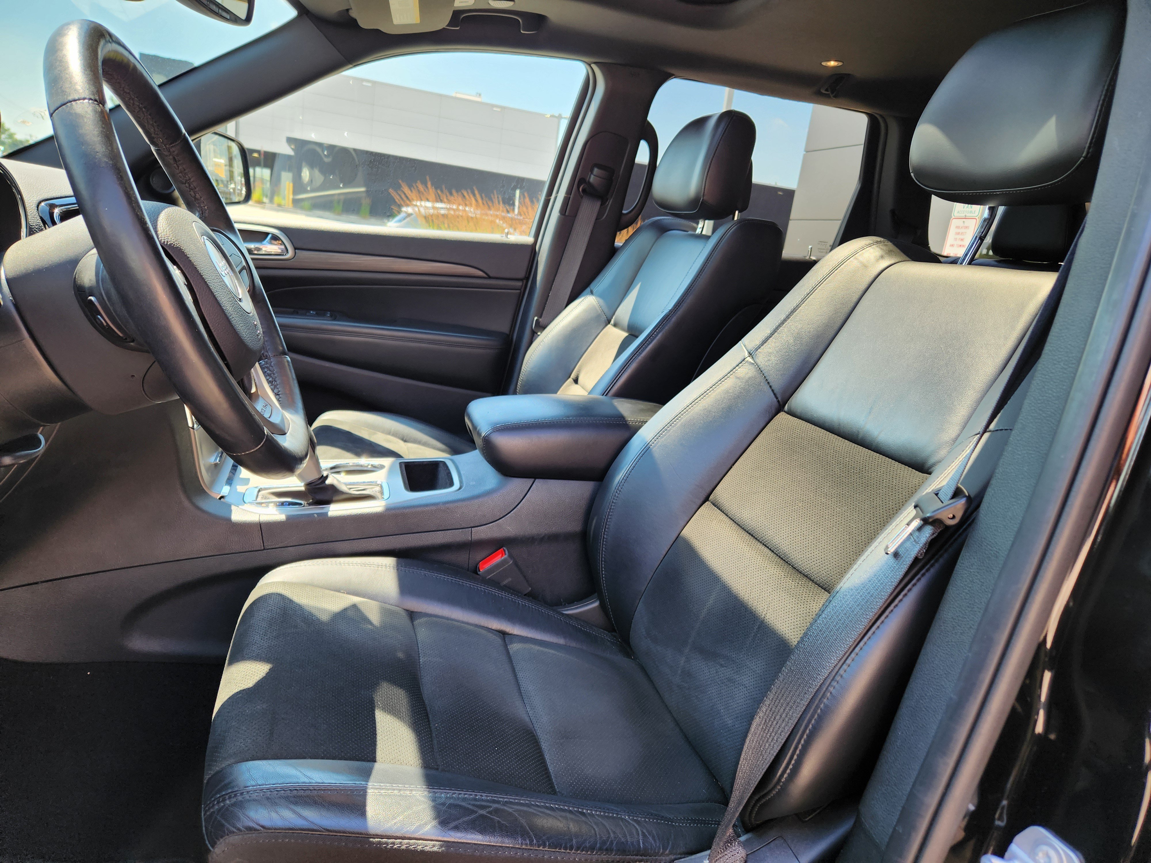 Used 2019 Diamond Black Crystal Pearlcoat Jeep Altitude image 10