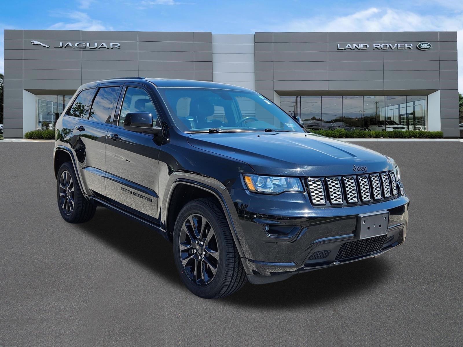 Used 2019 Diamond Black Crystal Pearlcoat Jeep Altitude image 2