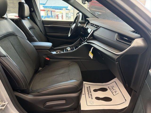 New 2026 Silver Zynith Exterior Paint Jeep Laredo image 12