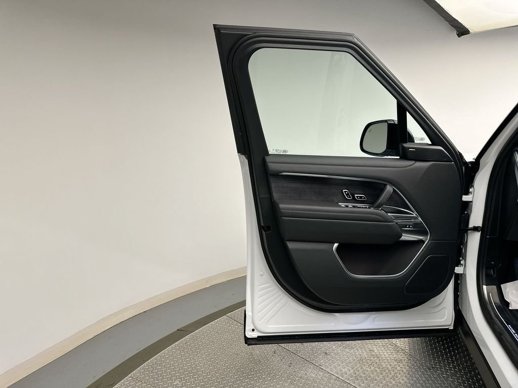 Certified Used 2025 Fuji White Land Rover SE image 7