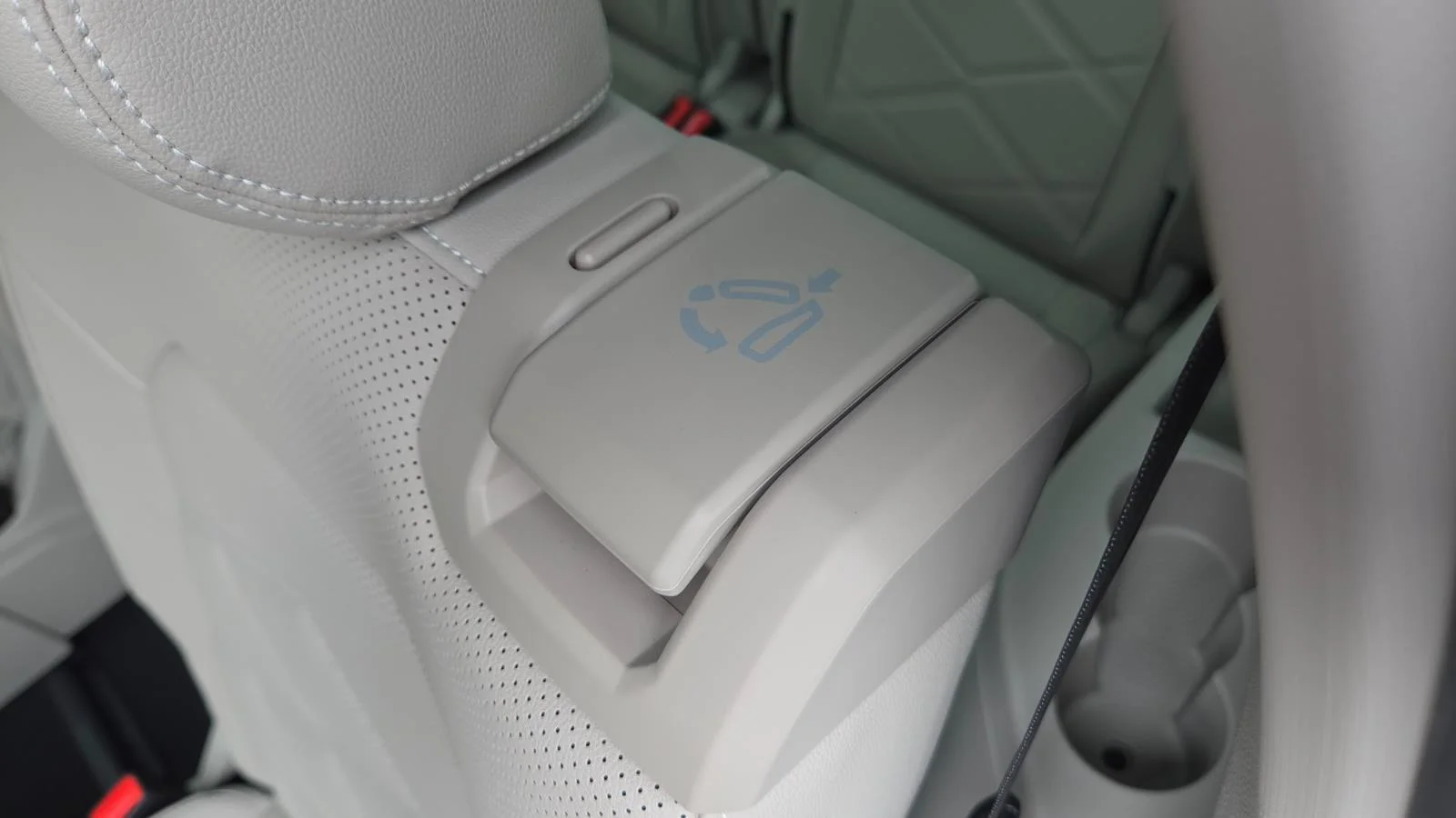 New 2026 opal white pearl Volkswagen 2.0T SE w/Technology image 47