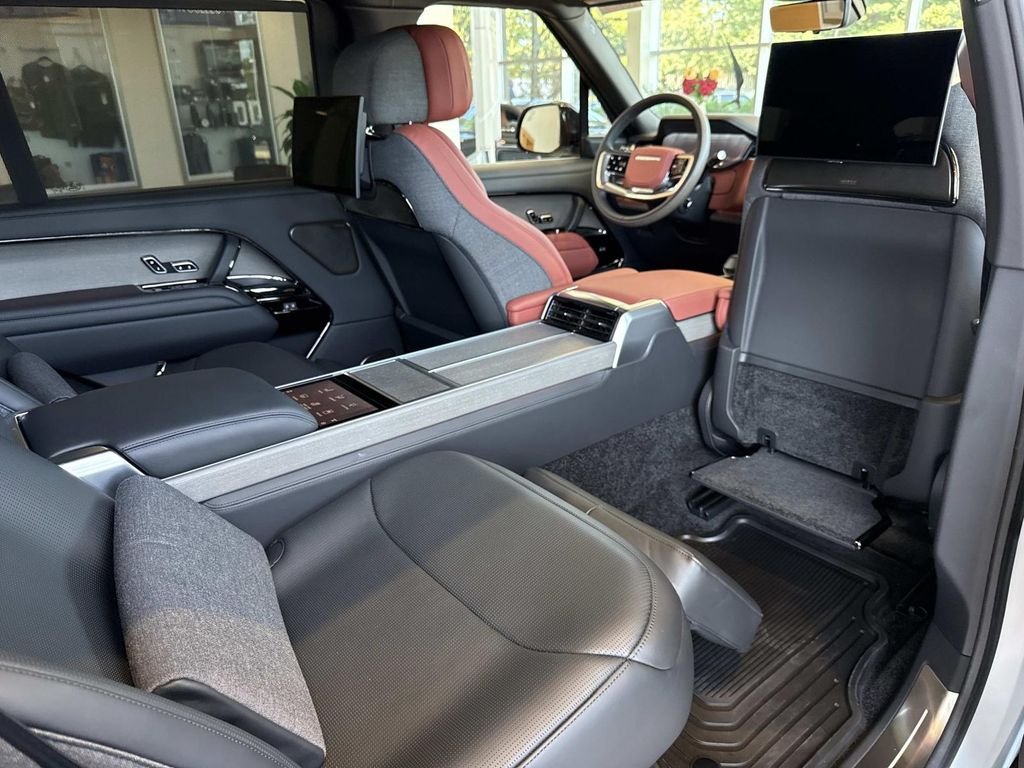 New 2026 Ethereal Frost Satin Land Rover SV Signature Suite image 16