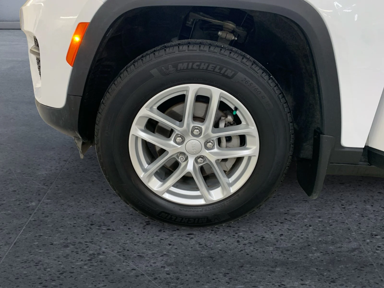 Used 2023 White Jeep Laredo image 9