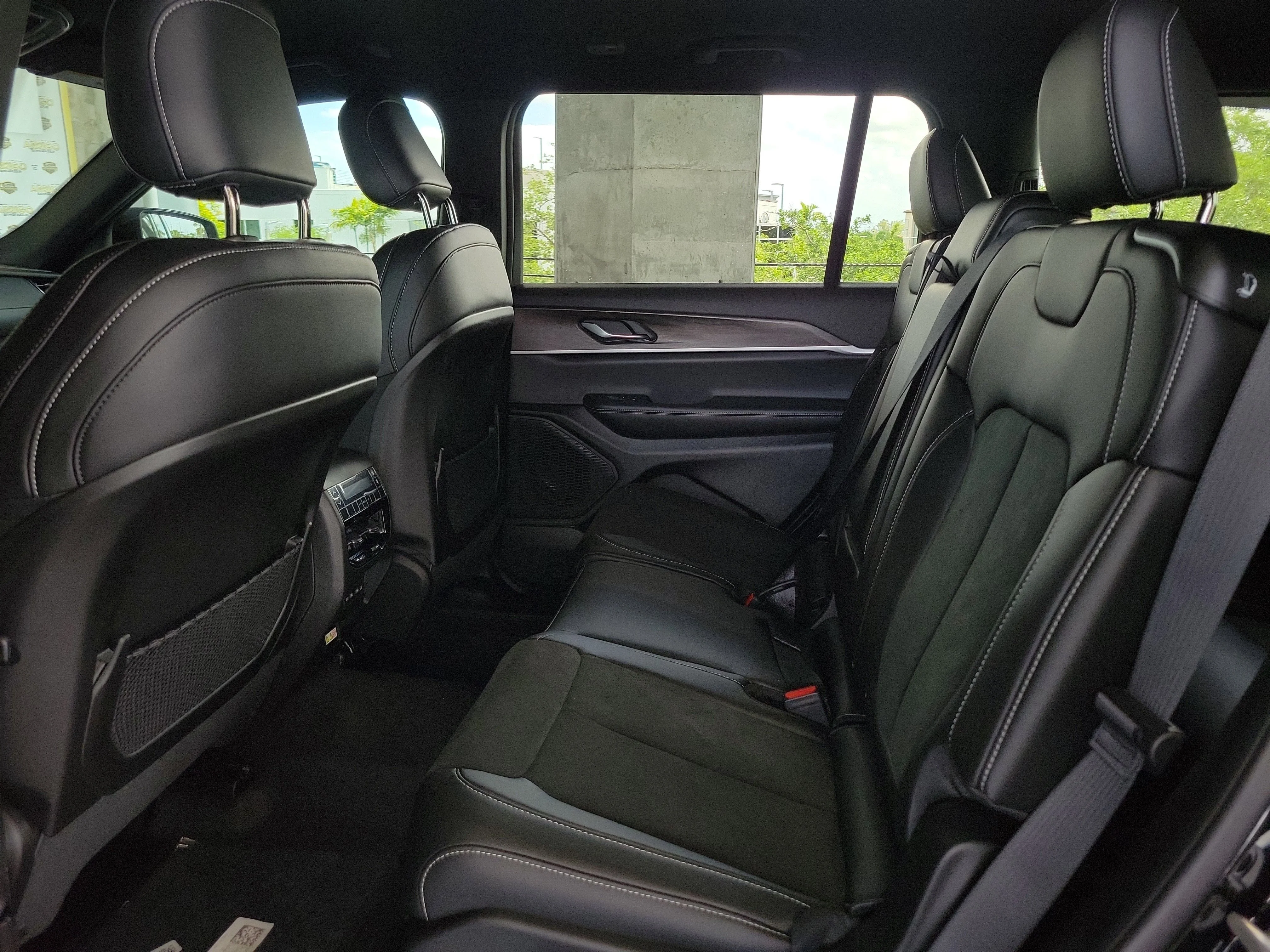 New 2026 Diamond Black Crystal Pearl-Coat Exterior Paint Jeep Laredo Altitude image 8