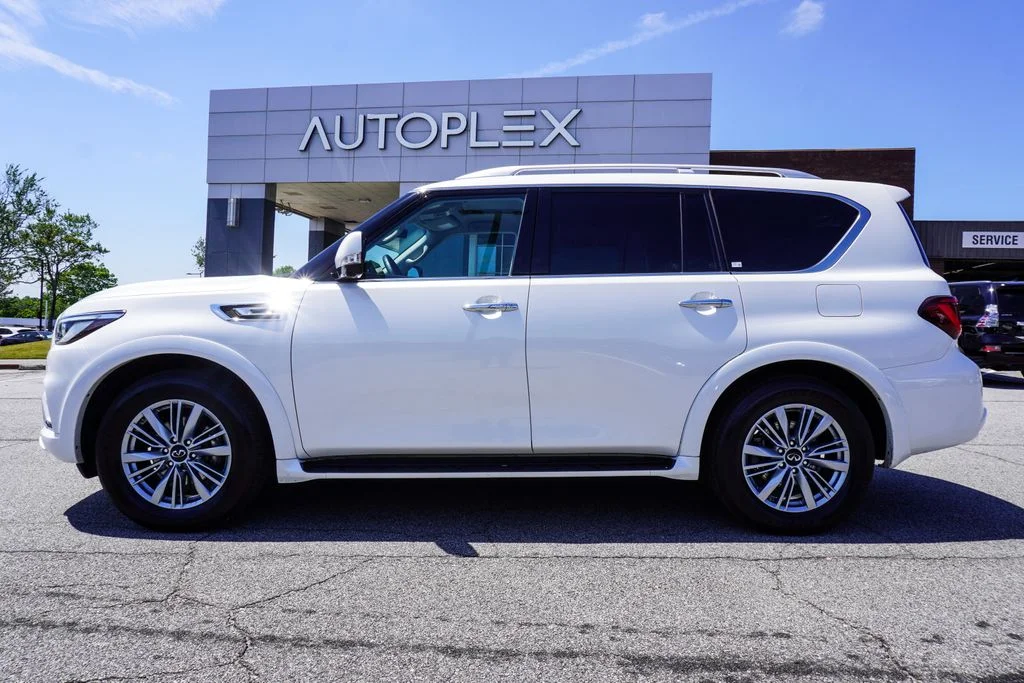 Used 2023 White INFINITI LUXE image 34