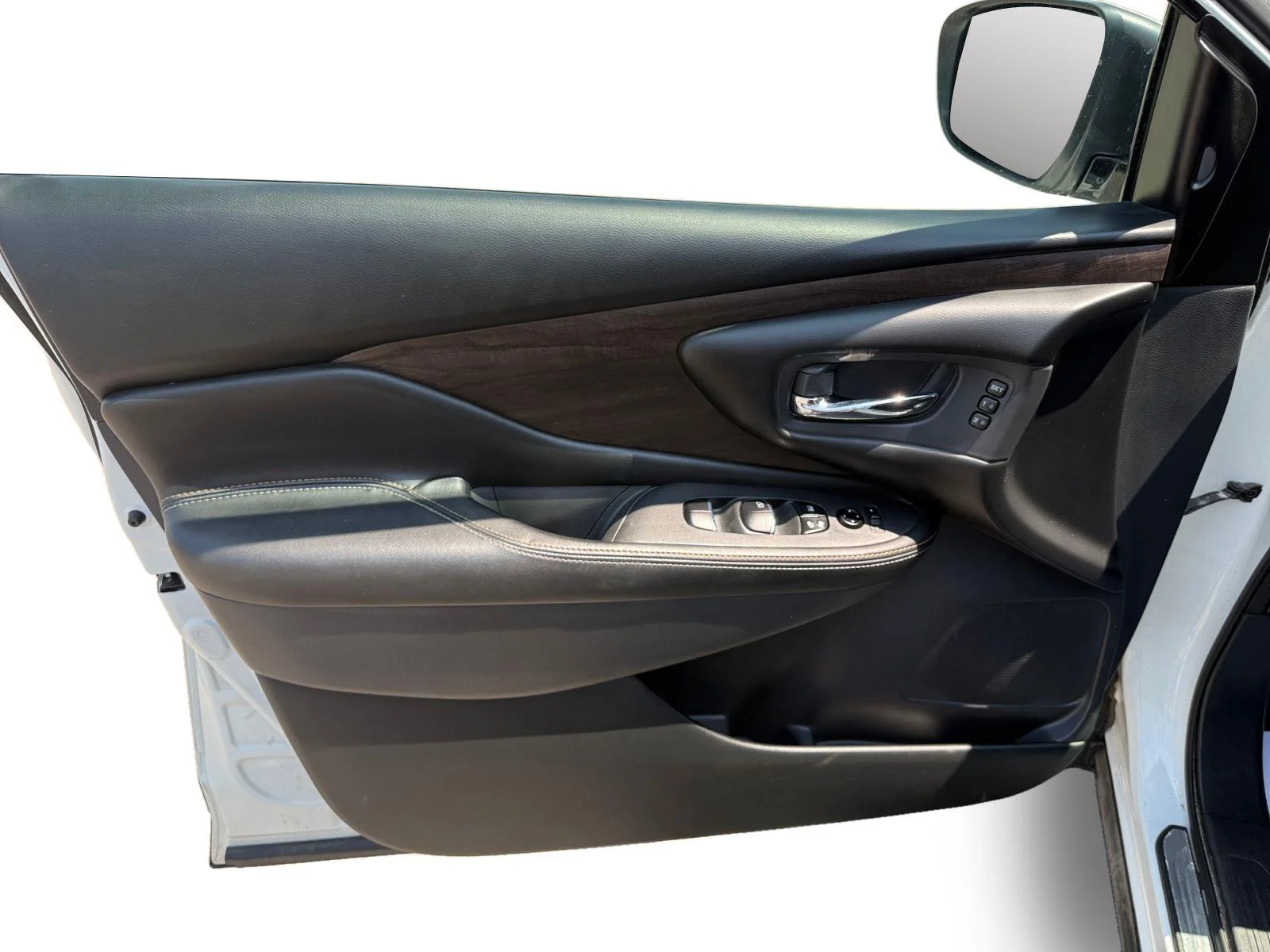 Used 2022 WHIE Nissan Platinum image 9