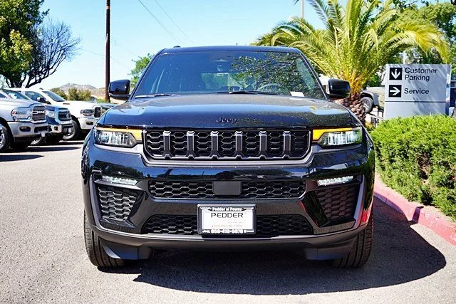 New 2026 Diamond Black Crystal Pearl-Coat Exterior Paint Jeep Limited image 5