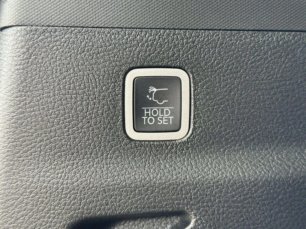 2023 Jeep Wagoneer L Series III - Photo 18