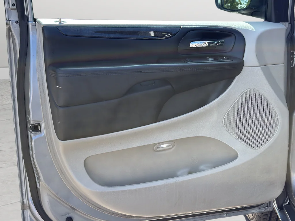 Used 2015 Silver Dodge SE image 25