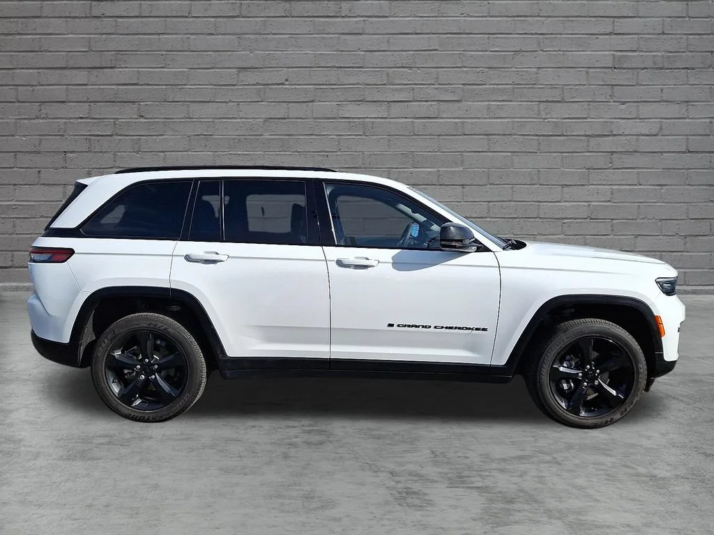 Used 2023 White Jeep Altitude 4x4 image 13