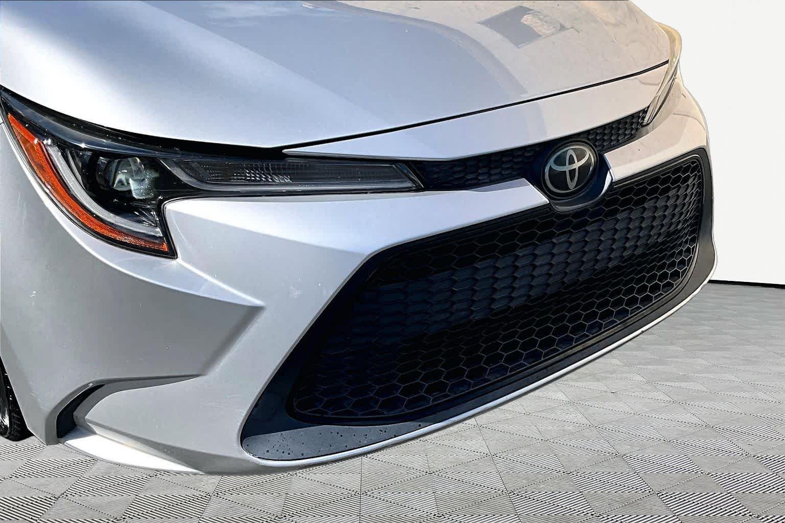 Used 2020 Classic Silver Metallic Toyota LE image 30