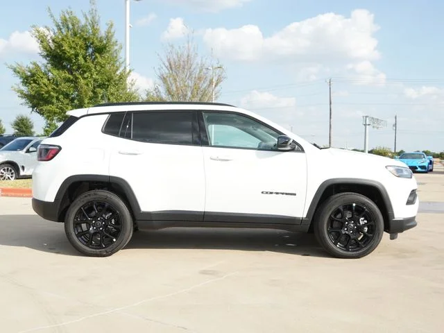 New 2026 Bright White Clear-Coat Exterior Paint Jeep Latitude image 11
