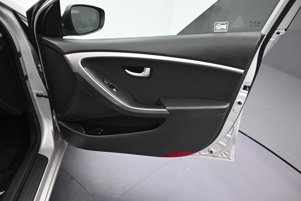 Used 2013 Shimmering Silver Metallic Hyundai Base image 17