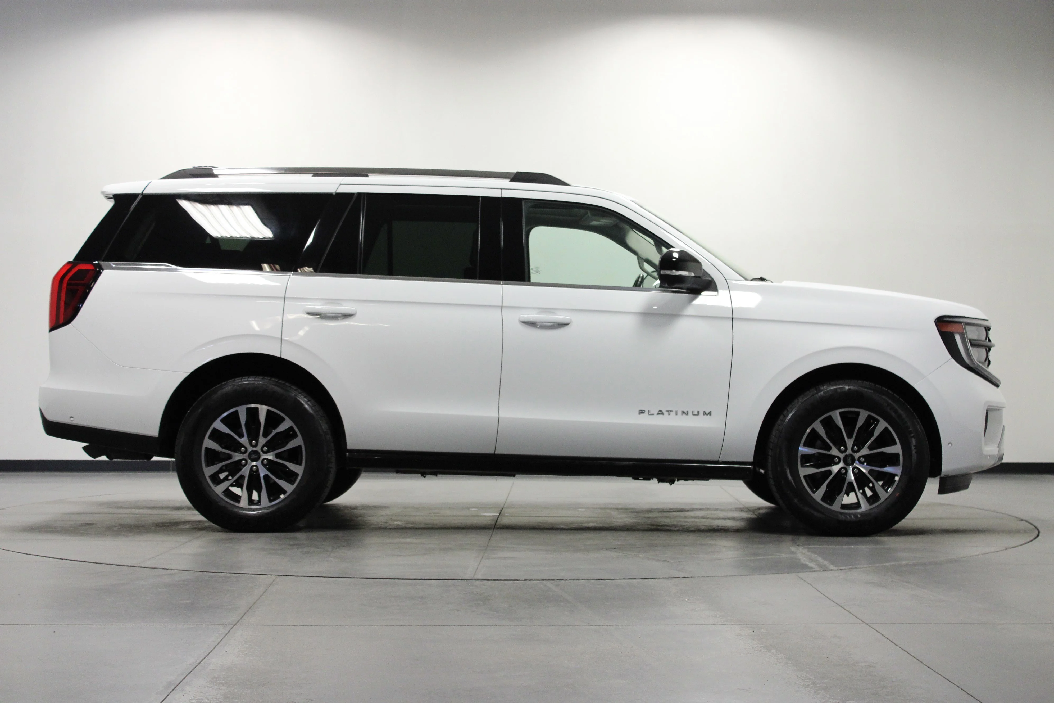 Used 2025 Oxford White Ford Platinum image 3