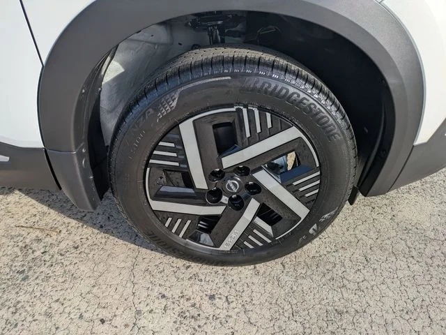 New 2026 Aspen White TriCoat / Super Black Two-tone Nissan SV image 11
