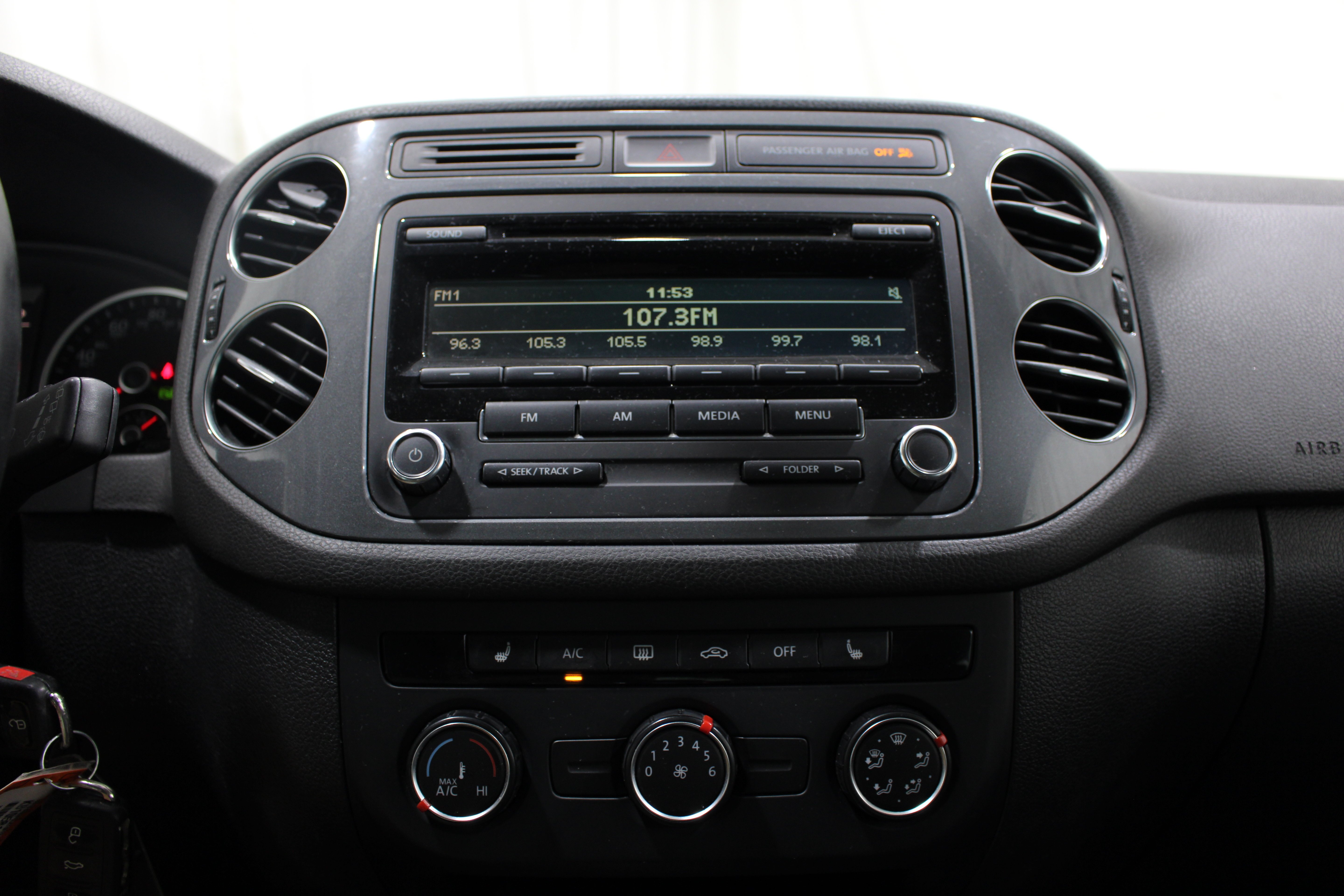 Used 2014 Deep Black Pearl Volkswagen SE image 14