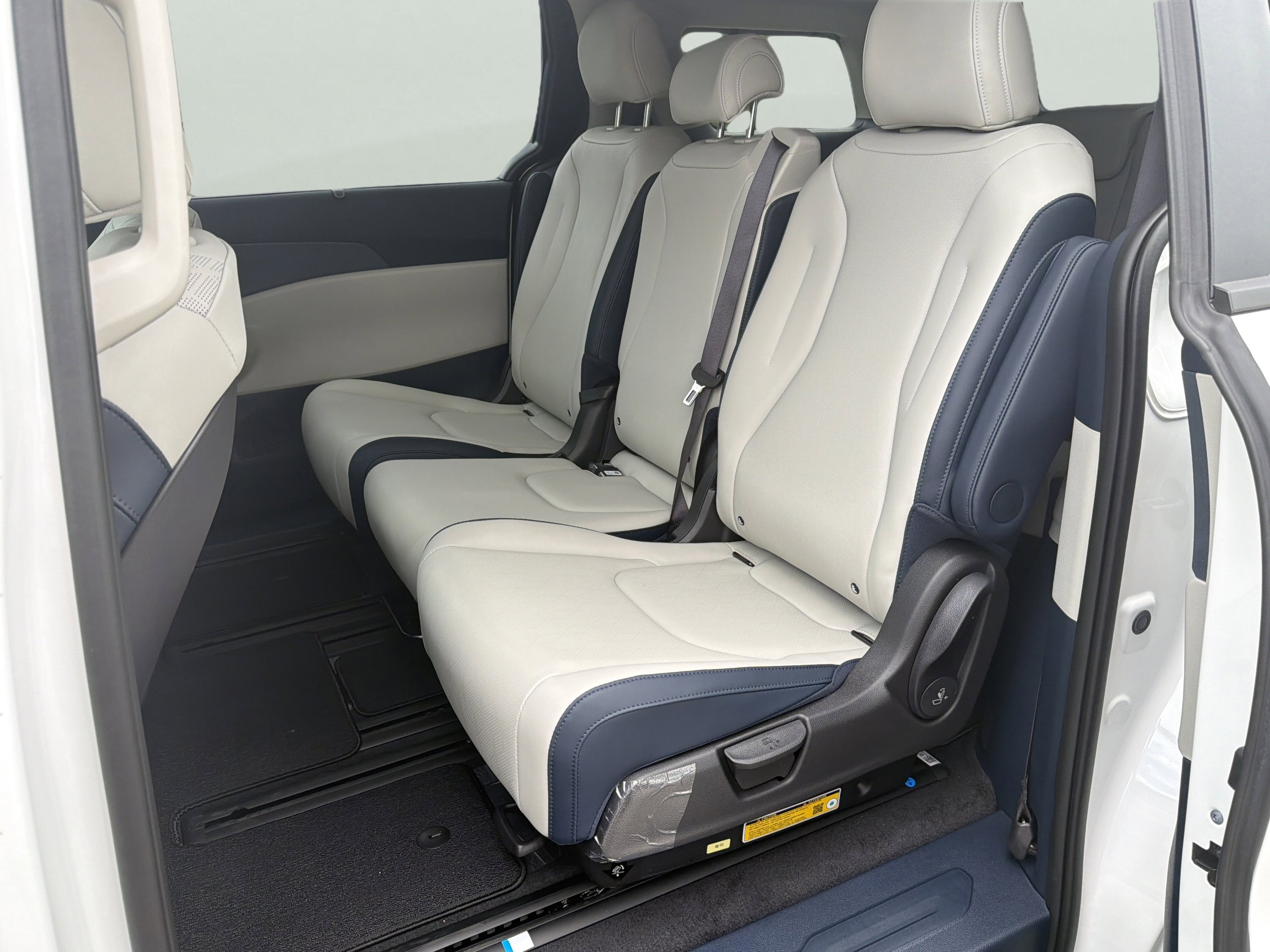 New 2026 Snow White Pearl Kia EX image 20