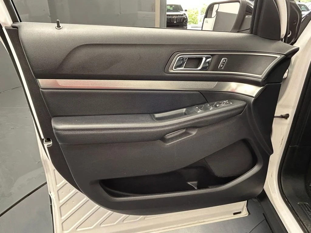 Used 2018 White Platinum Clearcoat Metallic Ford XLT image 11