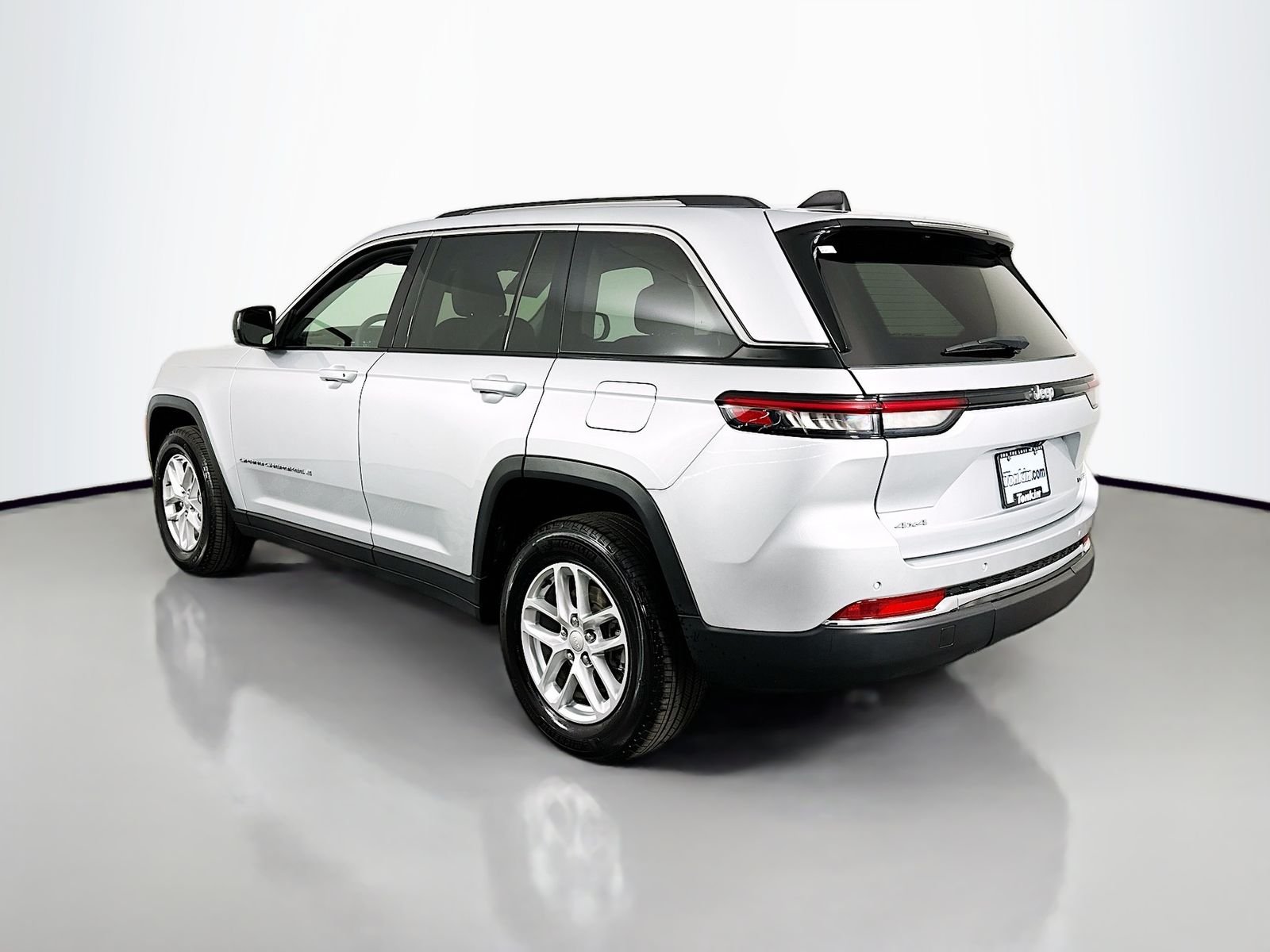 Used 2024 Silver Zynith Jeep Laredo X image 5