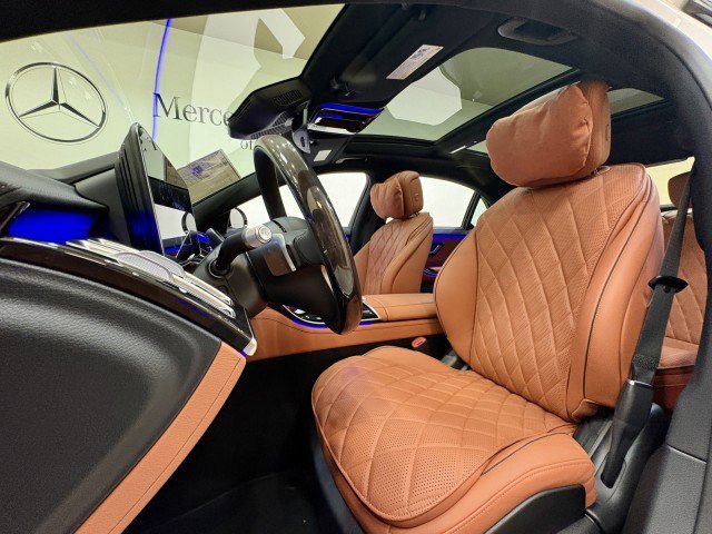 New 2026 MANUFAKTUR Moonlight White Metallic Mercedes-Benz 4MATIC® image 37
