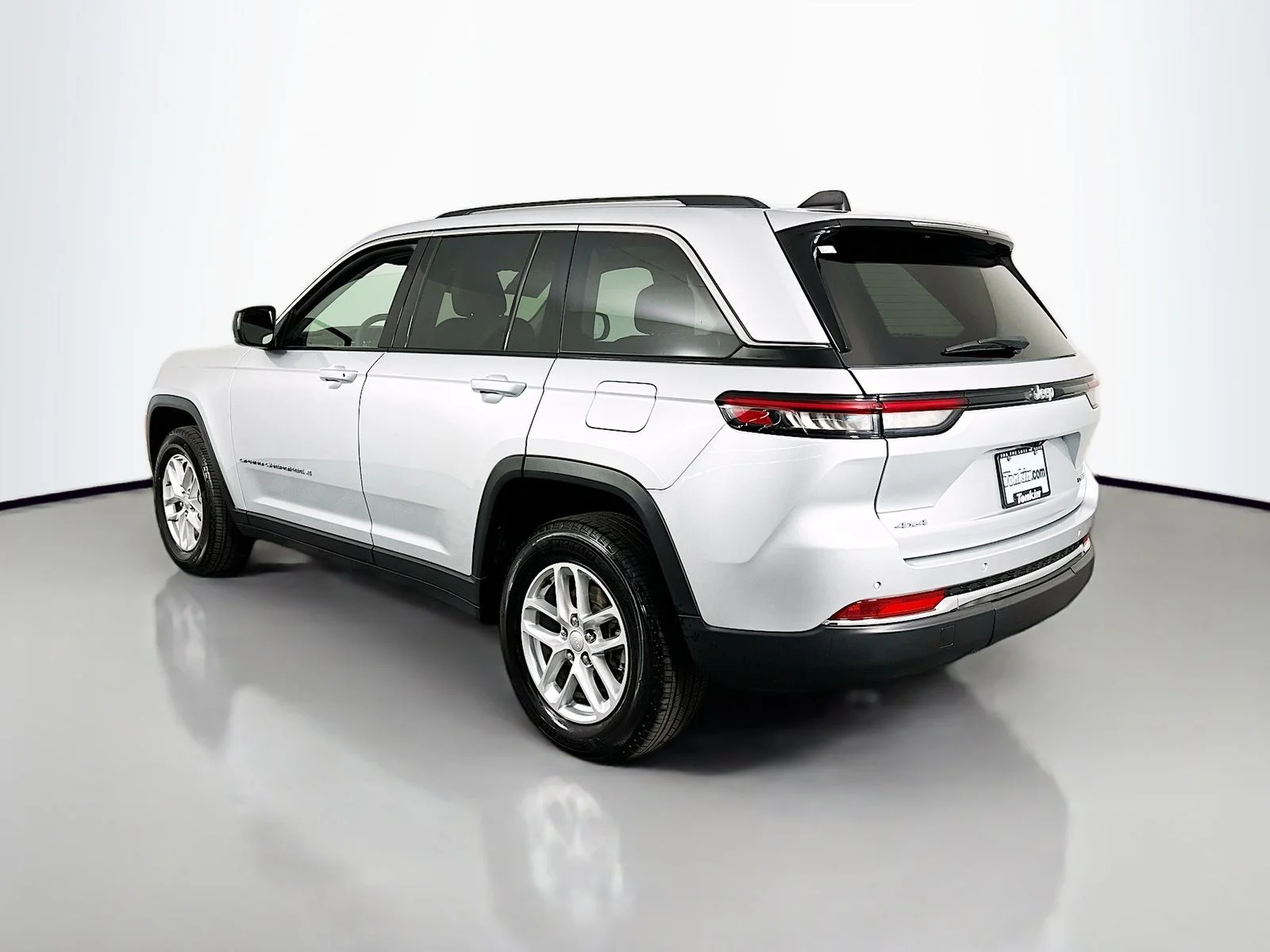 Used 2024 Silver Jeep Laredo X image 5