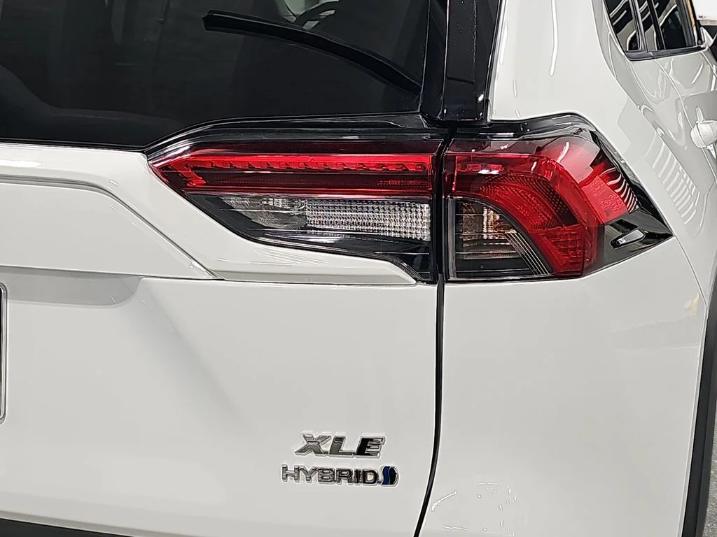 Used 2019 White Toyota XLE image 35