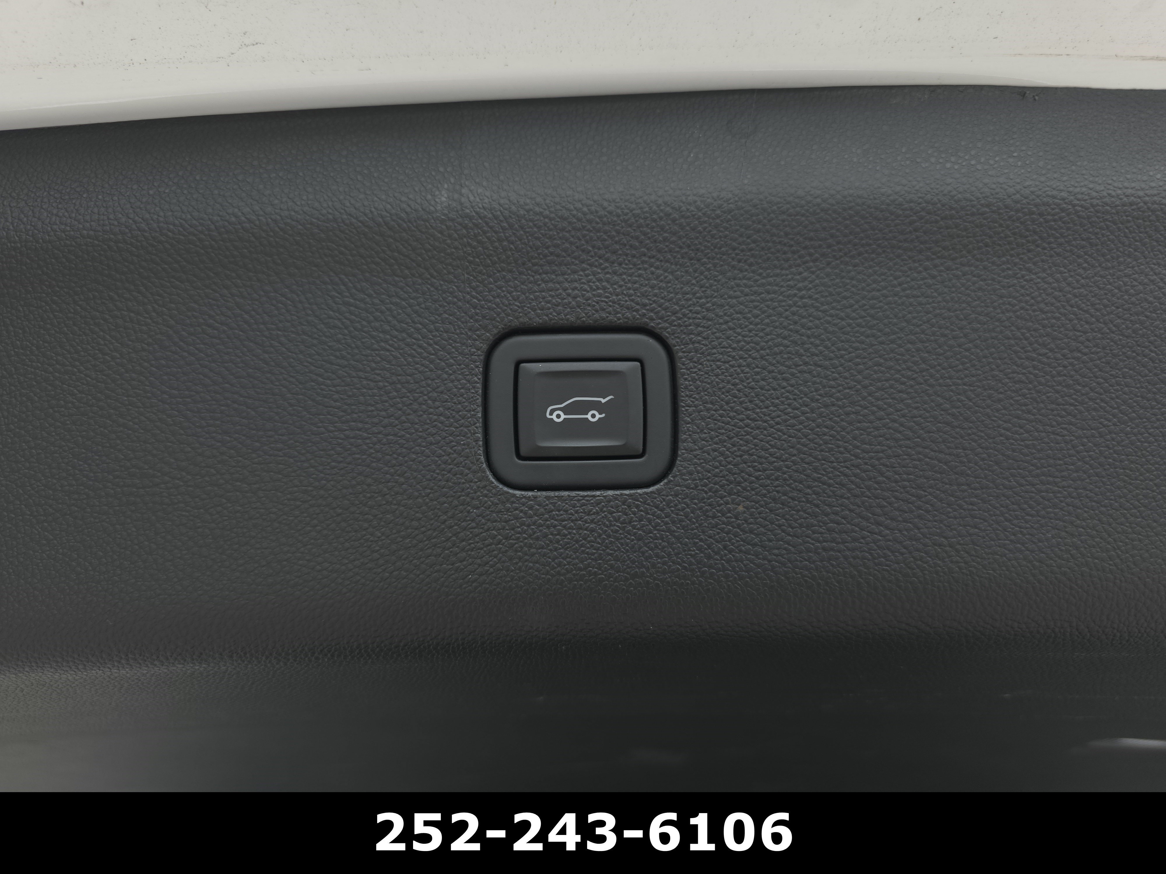 Used 2023 Summit White Buick Essence image 36