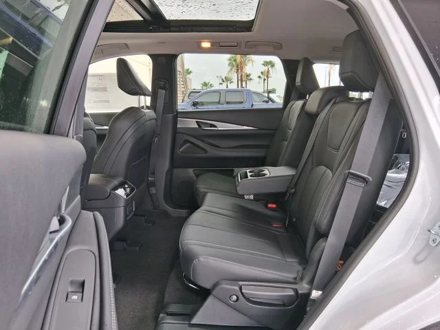 New 2027 RADIANT WHITE INFINITI Pure FWD image 20