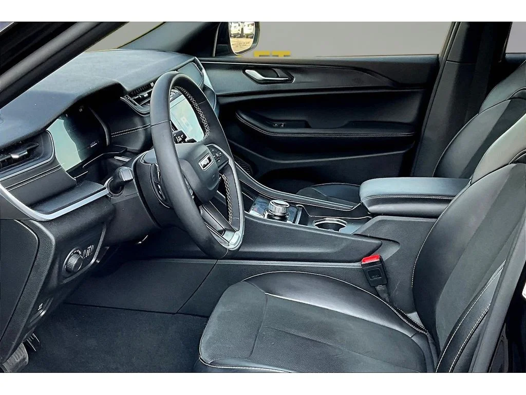 Used 2025  Jeep Altitude image 11