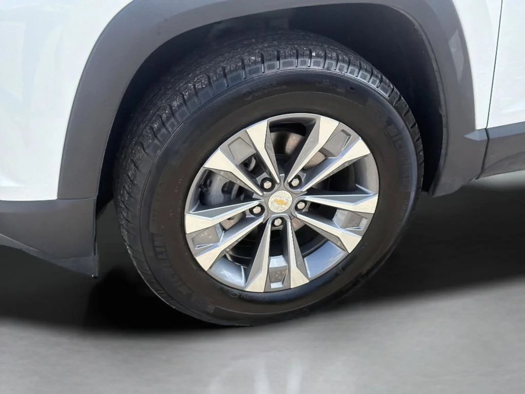 Used 2025 White Chevrolet LT image 9