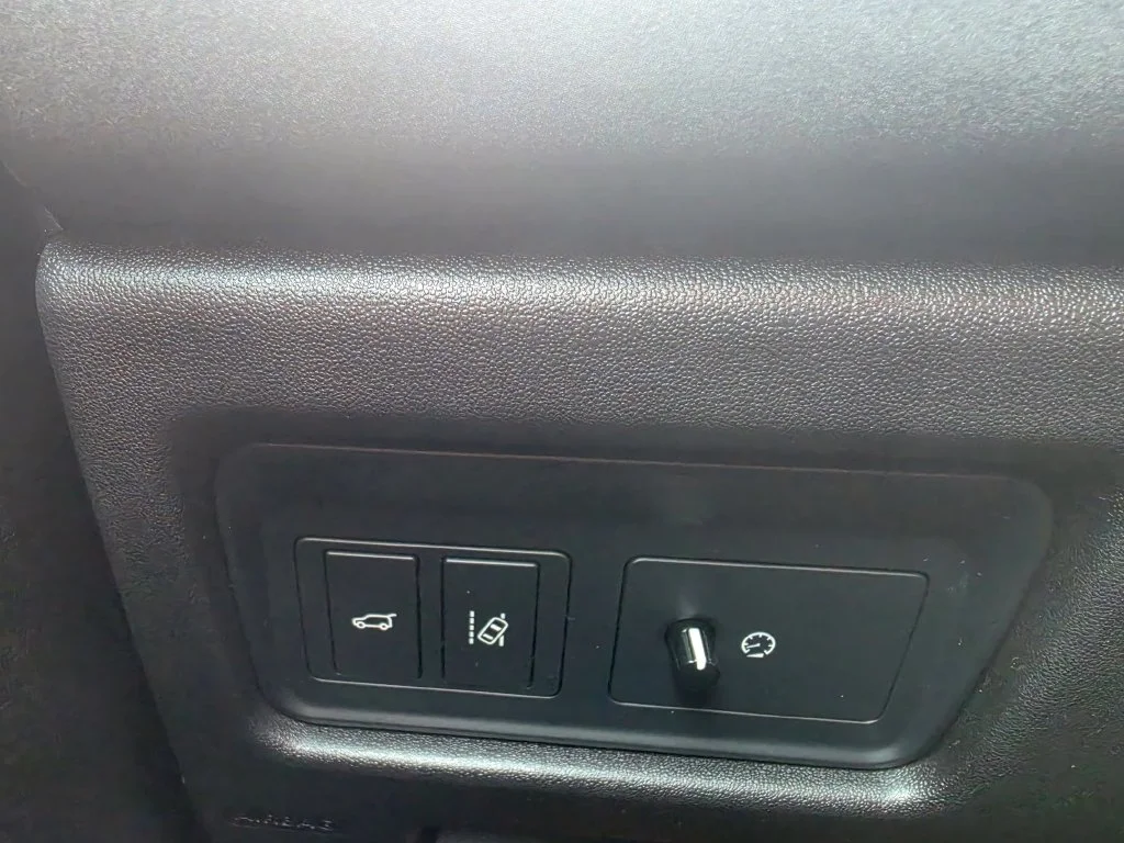 Used 2017 White Land Rover HSE image 24