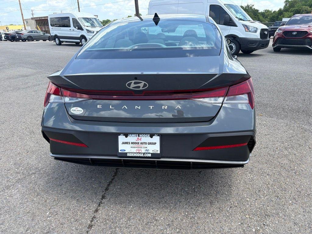 New 2026 Gray Hyundai SE image 4