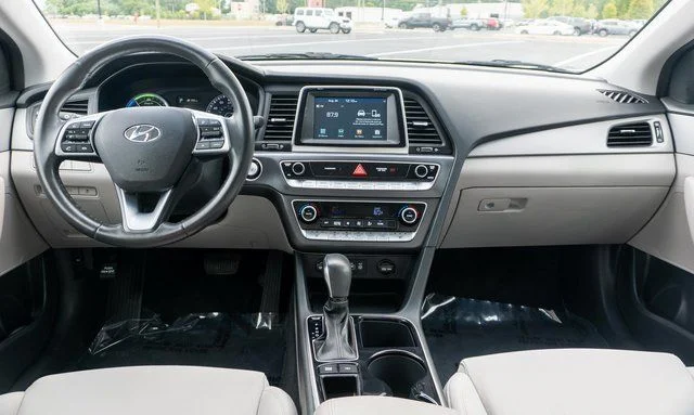 Used 2019 White Hyundai Base image 15