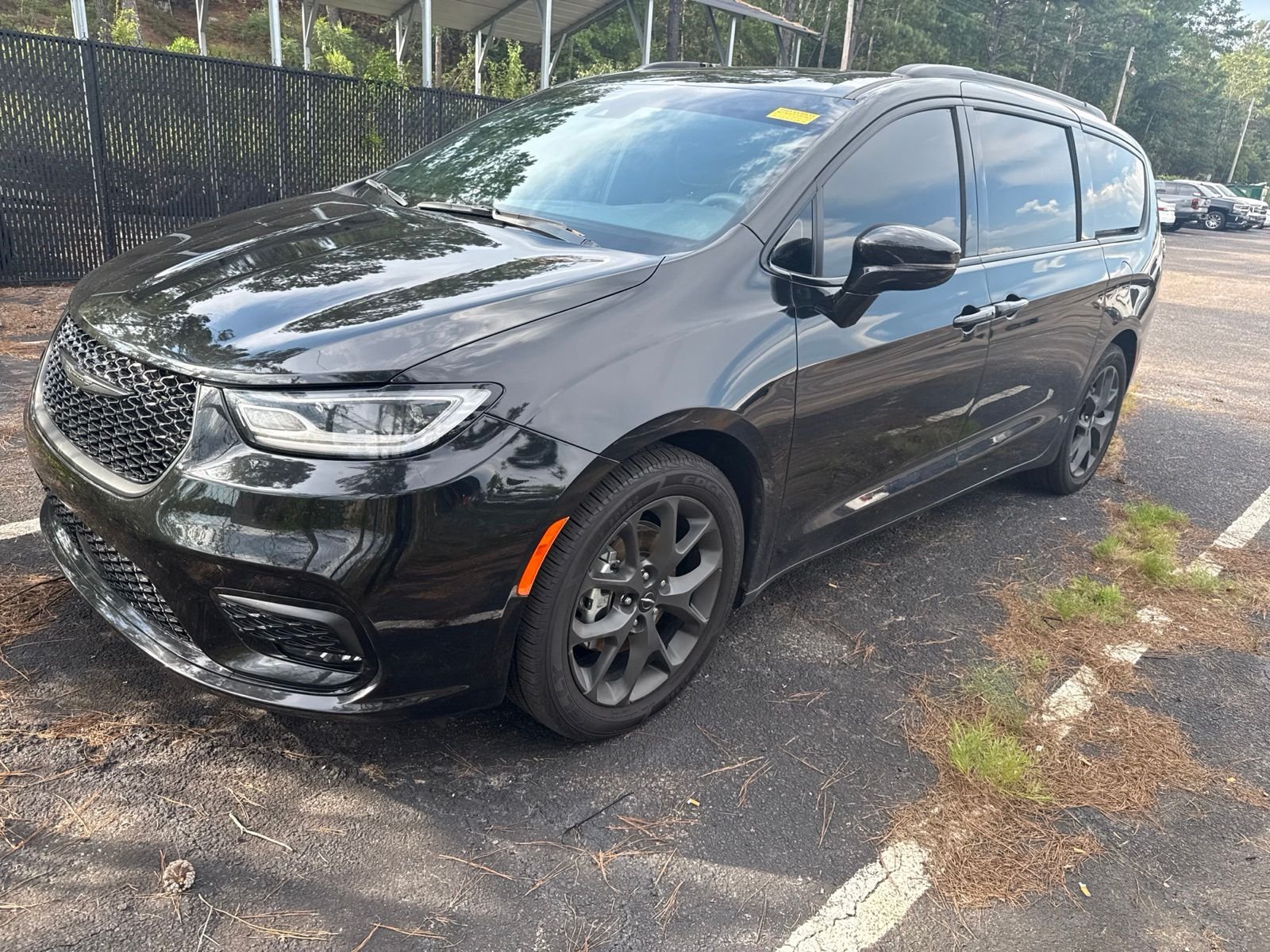Used 2022 Black Chrysler Touring L image 3