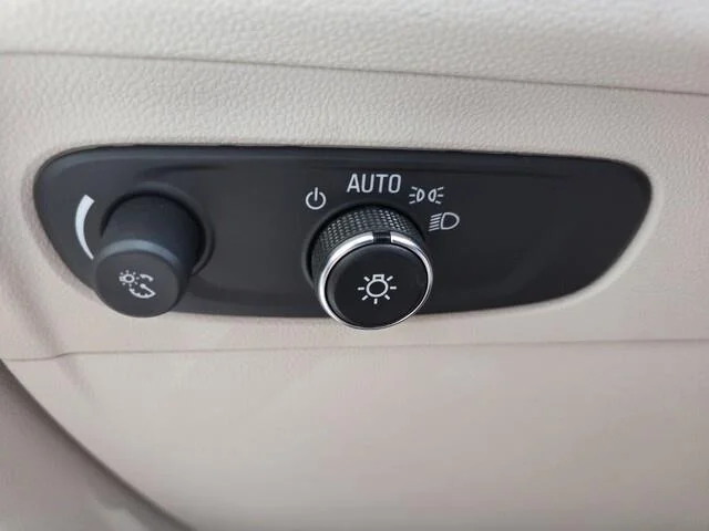 Used 2023 Summit White Buick Preferred image 14