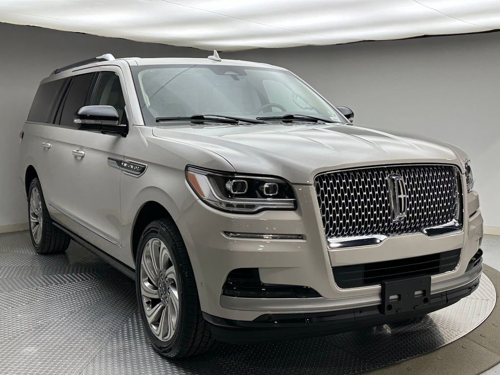 Used 2023 Pearl Metallic Lincoln Reserve image 7