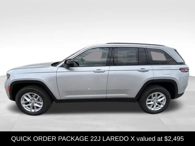 New 2026 Silver Zynith Exterior Paint Jeep Laredo X image 3