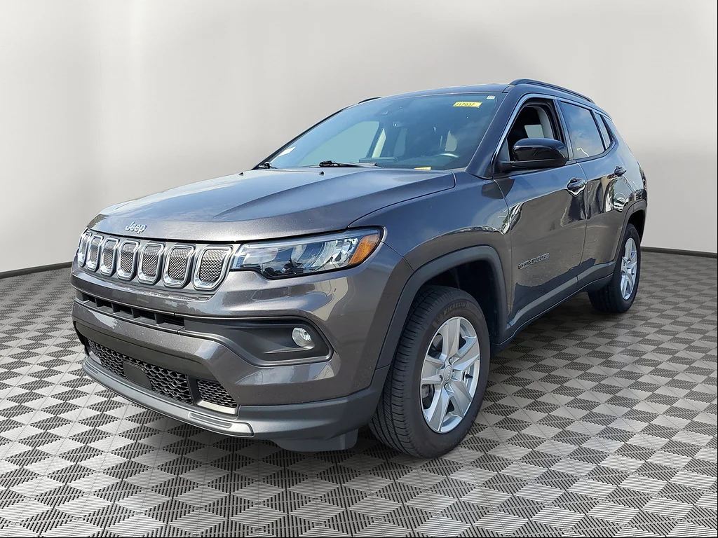 Used 2022 Granite Crystal Metallic Clear Coat Jeep Latitude image 2
