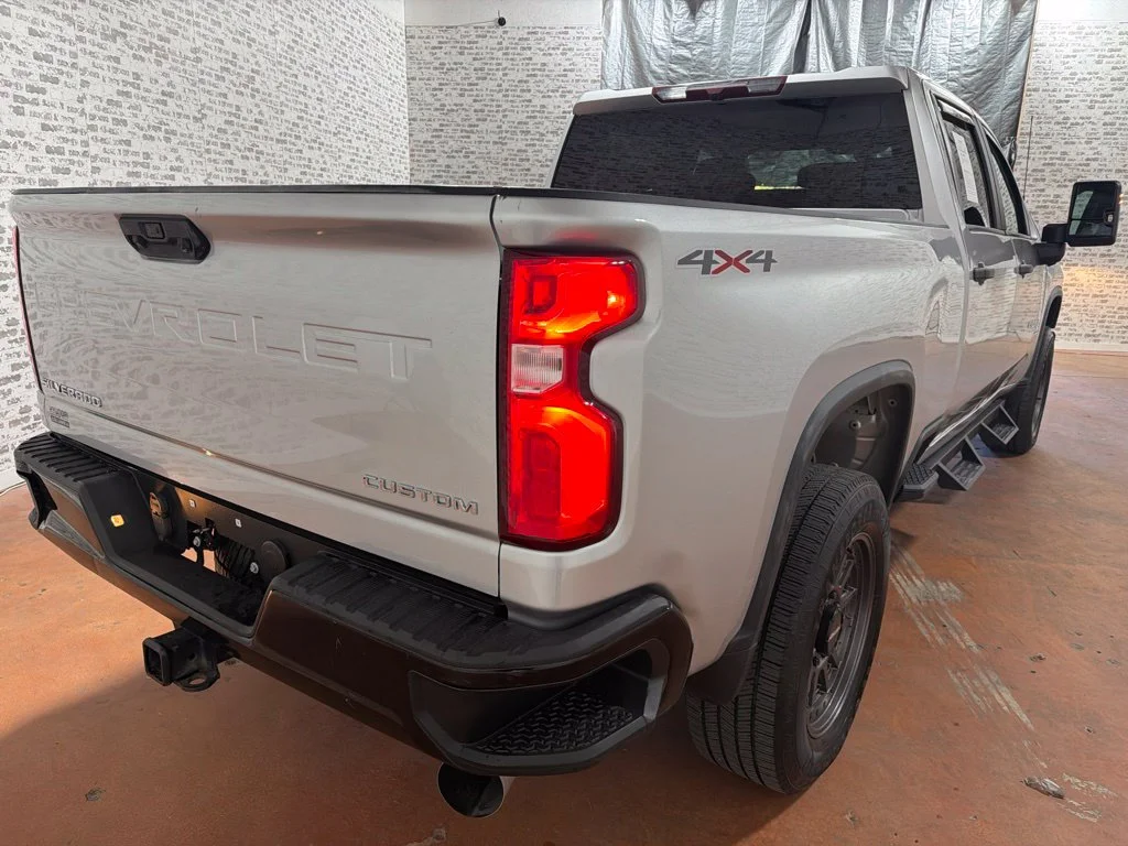 Used 2021 Silver Ice Metallic Chevrolet Custom image 7