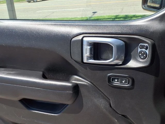 Used 2024  Jeep Rubicon image 16