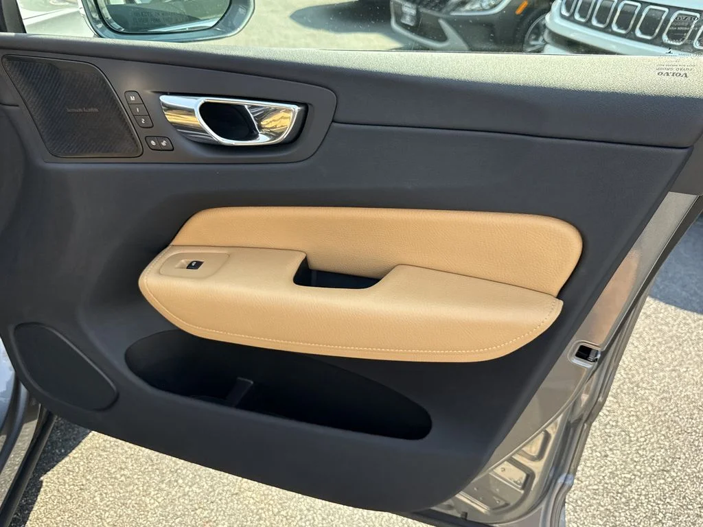 Used 2019 Gray Volvo T6 Momentum image 27