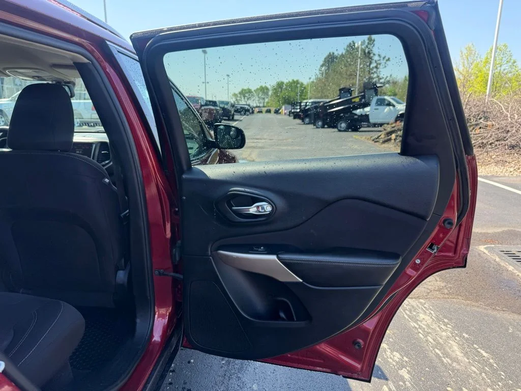 Used 2017 Red Jeep Latitude image 50